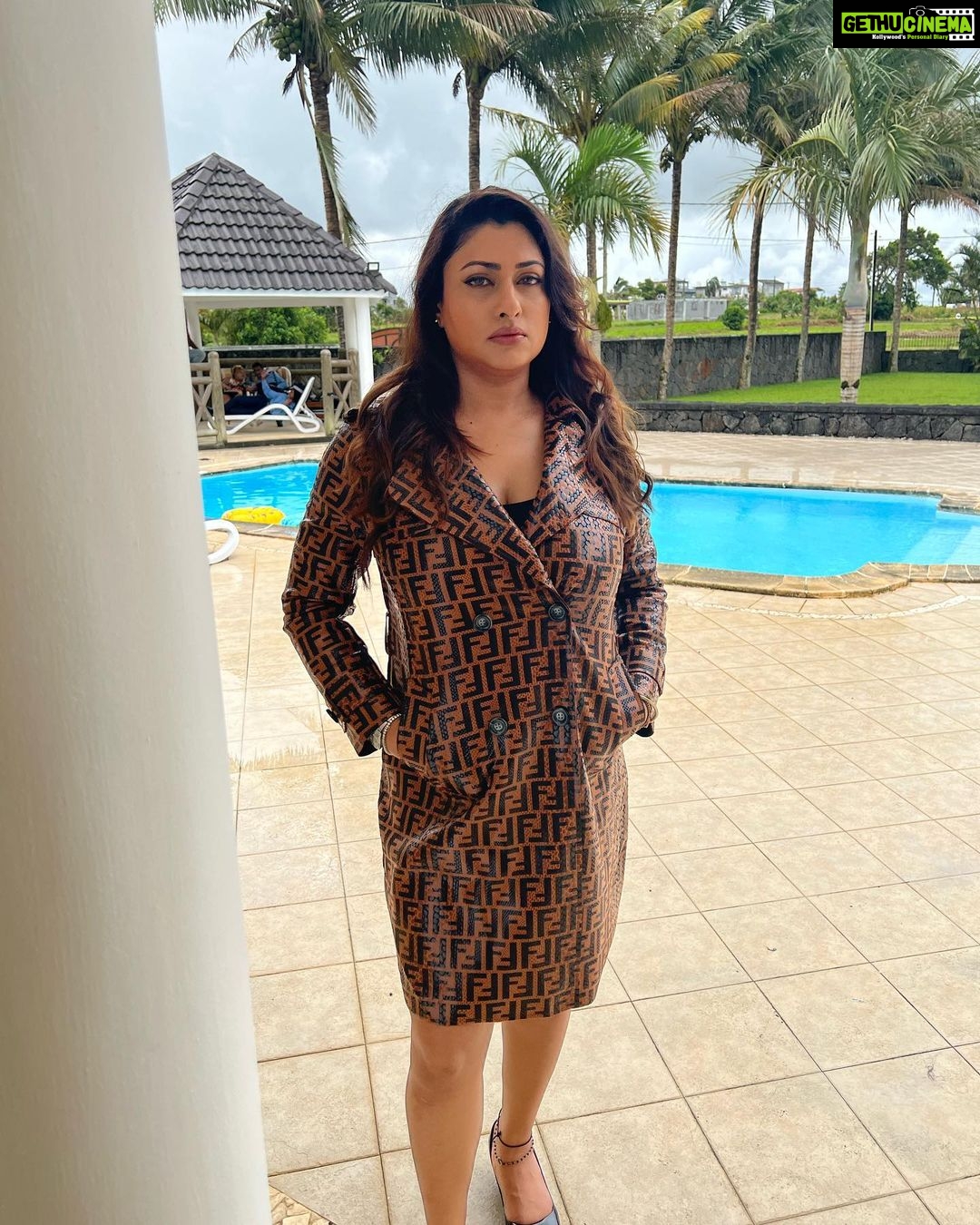 Malavika Instagram - In a world of trends, I will always remain a Classic❤️🔥 #shootingdiaries #tamilgolmaal make up by @maqboolpatel76 Mauritius