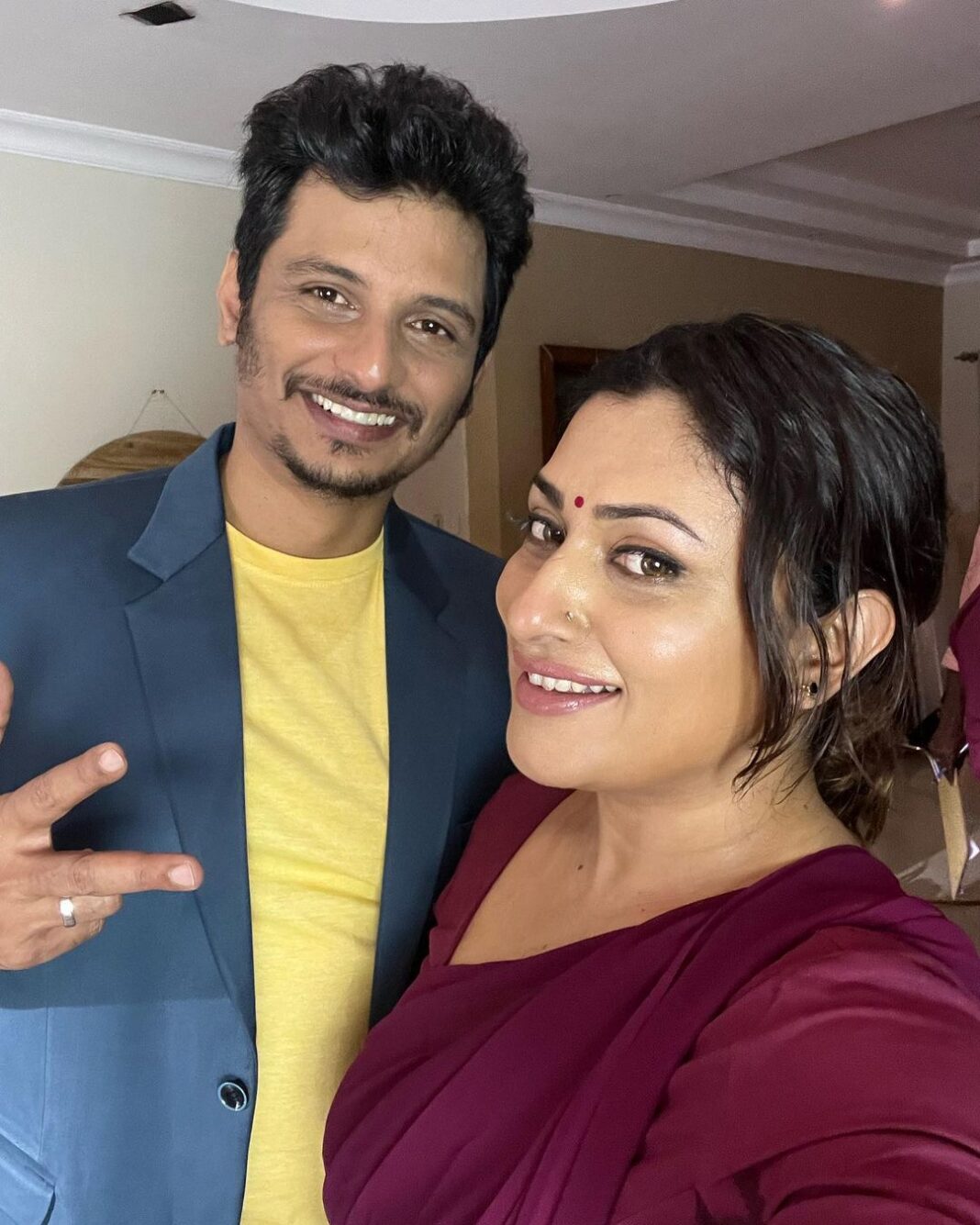 Malavika Instagram - Look who bumped into my picture♥️ @actorjiiva It’s super fun shooting with you😋 #golmaal #backwithabang makeup by @maqboolpatel76 Mauritius
