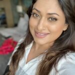Malavika Instagram – Absolutely delighted and excited to be back with a bang! Reunited with @maqboolpatel76 Thank you for this superb opportunity @ponkumarandirector  @actorjiiva  #golmaal #onceanactoralwaysanactor #borntobeanactress #soblessed #grateful #nostalgic . A special mention to my debut director #Sundar C @khushsundar #loadsoflovealways ♥️