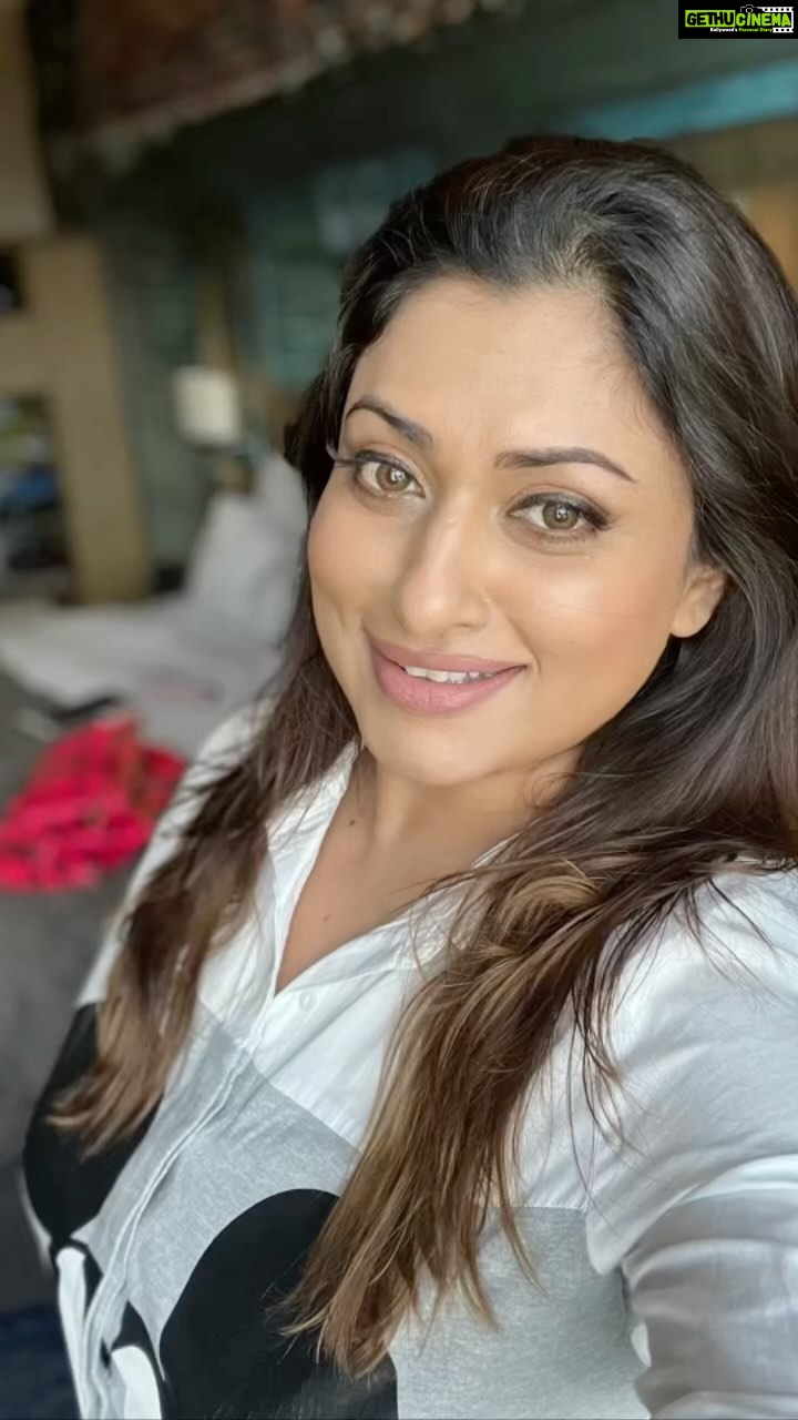 Malavika Instagram - Absolutely delighted and excited to be back with a bang! Reunited with @maqboolpatel76 Thank you for this superb opportunity @ponkumarandirector @actorjiiva #golmaal #onceanactoralwaysanactor #borntobeanactress #soblessed #grateful #nostalgic . A special mention to my debut director #Sundar C @khushsundar #loadsoflovealways ♥️