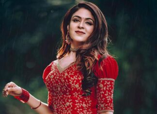 Malavika Wales Instagram - Onam 2021🌼🌸🌺 📸 @mojin_thinavilayil 🥻 @sabarinathk_ 💄 @themixandbrows_official #onam2021 #onamseries #staysafeandhealthy