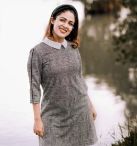 Malavika Wales Instagram - Don’t let the world change your smile. 
.
.
📸 @mojin_thinavilayil 

#randomphotoshoot 
#justsmile
#onebloodylife