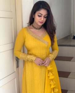 Malavika Wales Instagram - Overwhelmed by Yellow 🐥
Swipe left !
 This lovely yellow dress courtesy @khajuraho_boutique_