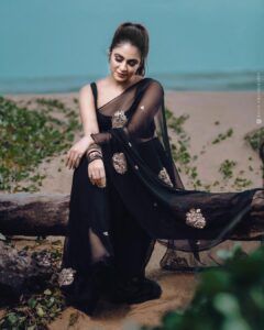 Malavika Wales Instagram - 🤎🤎🤎
.
.
🤎saree: @threads_and_blocks 
🤎click by @mojin_thinavilayil
