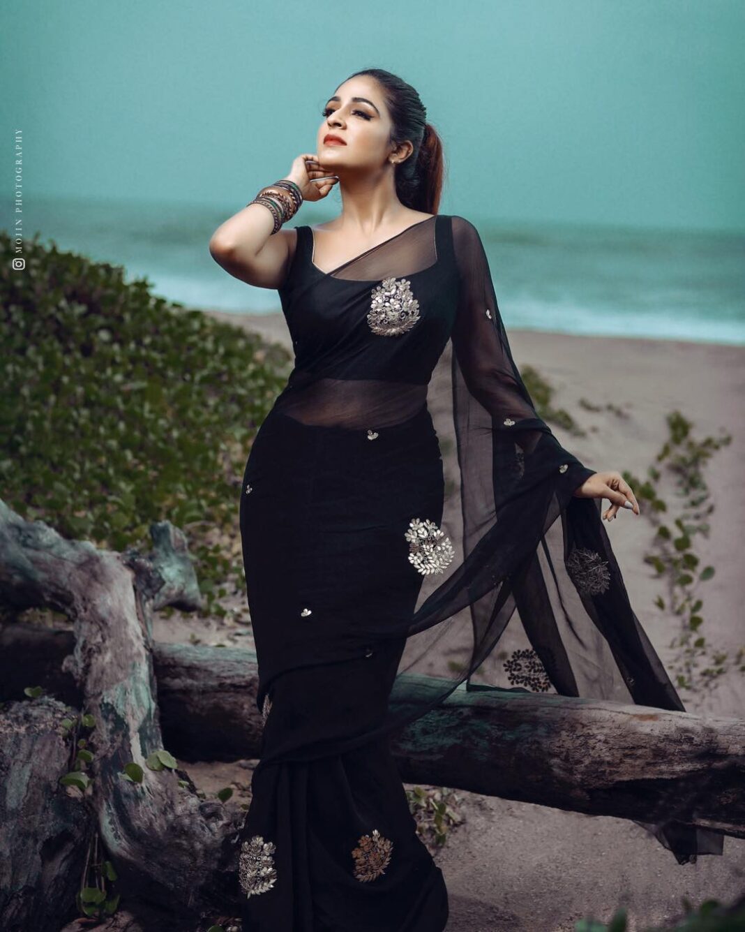 Malavika Wales Instagram - 🤎 . . 🤎Saree : @threads_and_blocks 🤎Clicked by @mojin_thinavilayil
