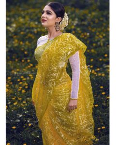 Malavika Wales Instagram - 🌼
.
. 📸 / @mojin_thinavilayil 
Saree /  @vesh_busha
Stylist / @vasudevan.arun
Earring/accessories / @labelpallavinamdev
Photography Team/  @jagadeesh_reghuram @varshan_thinavilayil
____________________