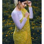 Malavika Wales Instagram – Yellow Fellow 🌼
.
. 📸 / @mojin_thinavilayil 
Saree /  @vesh_busha
Stylist / @vasudevan.arun
Earring/accessories / @labelpallavinamdev
Photography Team/  @jagadeesh_reghuram @varshan_thinavilayil
____________________