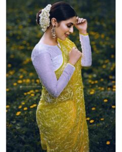 Malavika Wales Instagram - Yellow Fellow 🌼
.
. 📸 / @mojin_thinavilayil 
Saree /  @vesh_busha
Stylist / @vasudevan.arun
Earring/accessories / @labelpallavinamdev
Photography Team/  @jagadeesh_reghuram @varshan_thinavilayil
____________________