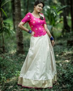 Malavika Wales Instagram - In the mood for love Pattupavadai💓
.
.
.
Styling @styledbysmiji