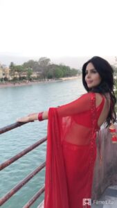 Mallika Sherawat Instagram - 👧🏻👧🏻 
.
.
.
.
.
.
.
 #red #selflove #instagood #instalove #lovewhatyoudo #lovethisplace #glamour #fashionlover #fashiondiaries #styleinspiration #lookoftheday #glamstyle #glamourshots #glamourshot #reelitfeelit #feelitreelit #sareelove