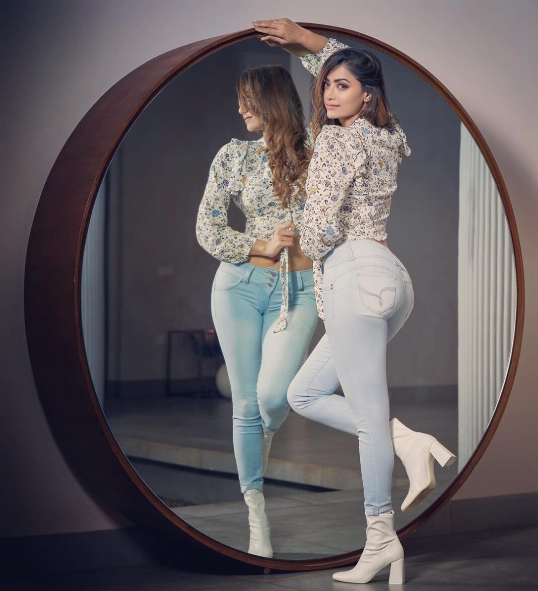Mamta Mohandas Instagram - Iโd say Denim it likeโฆ Oo Antava Mamta! ๐ฆ๐๐
HMU & Outfit : Me ๐
@sibicheeran_photography
#stayfit #strikeapose #photo #photography #model #casual #fashion #suave #attitude #denim Mamta Mohandas Instagram - Iโd say Denim it likeโฆ Oo Antava Mamta! ๐ฆ๐๐ HMU & Outfit : Me ๐ @sibicheeran_photography #stayfit #strikeapose #photo #photography #model #casual #fashion #suave #attitude #denim