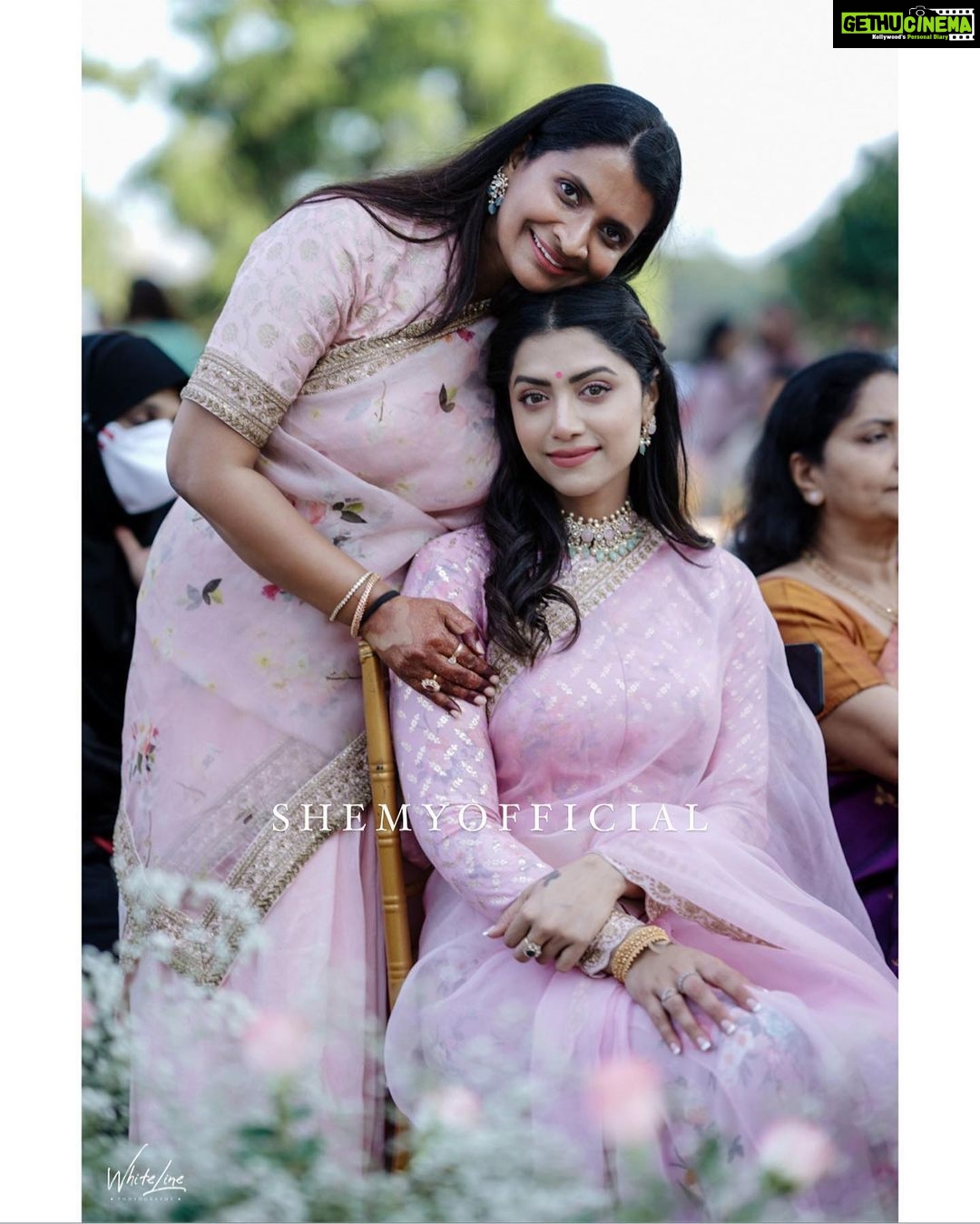 Mamta Mohandas Instagram - This beautiful girl is no less than a soul sister to me since the day I befriended her in 2017. We share a bond so dear , that I always likened her to a sister more than a friend 🤗 Thank you Mammoo for coming all the way and gracing us with your cheerful presence at Kadee’s wedding and being there for me throughout the events 🤍 • • • • @mamtamohan looking ethereal in our bespoke organza saree paired with chanderi banarasi blouse ♥️✨ • • • #Mamtamohan#Wearingshemy#Kadeesnikkah#Vintagetheme#Malluwedding#Indianwedding#Friendslikefamily#Sisterfromanothermother#Diva#Celebrity#Handmadewithlove#Partywearbyshemy#Shemyofficial#SHEMY
