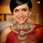 Mandira Bedi Instagram - In #Chennai for a lovely event for #apollohospitals ❣️🙏🏽 . . Wearing an old kanjivaram and feeling at home here.. ❤️ Jewels: @azotiique