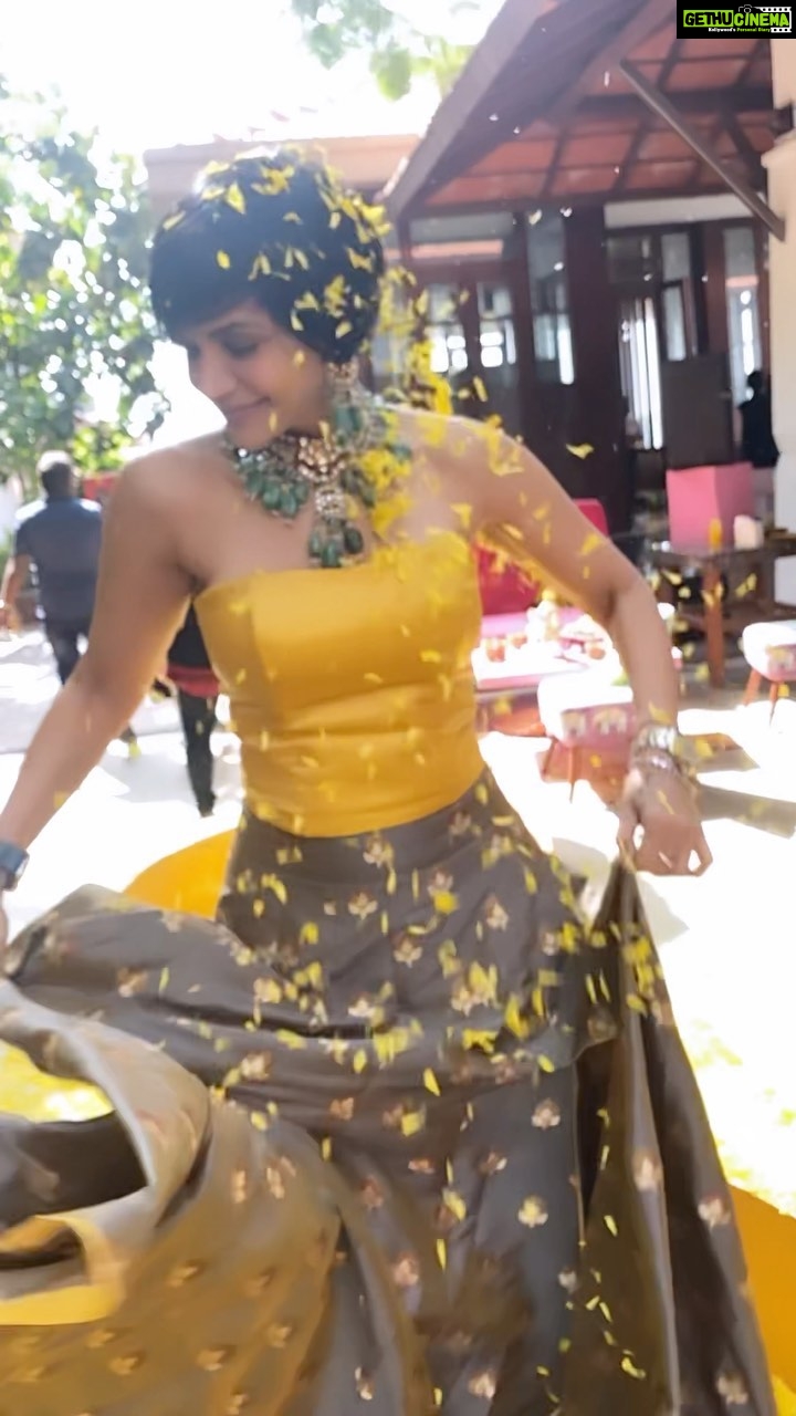 Mandira Bedi Instagram - The mood of the wedding was this. ❤️💥I danced for the first time in a long while.. blessed and grateful to have been a part of this beautiful wedding celebration. Thank you Mon and Suraj. Love you ❤️ . . . @azotiique @mandiradesigns Video courtesy @arjunbijlani ! ❤️🙏🏽