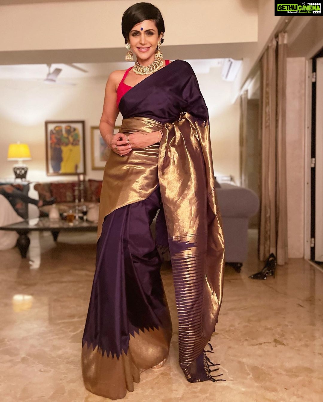 Mandira Bedi Instagram - It’s a starry saree night! ❣️💥 . . #aboutlastnight 💙Wearing a beautiful saree from : @mavurisilks .. orchestrated by @entertainmenttleo9 Photo: @anusoru
