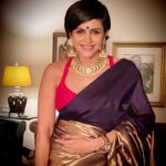 Mandira Bedi Instagram - It’s a starry saree night! ❣️💥 . . #aboutlastnight 💙Wearing a beautiful saree from : @mavurisilks .. orchestrated by @entertainmenttleo9 Photo: @anusoru