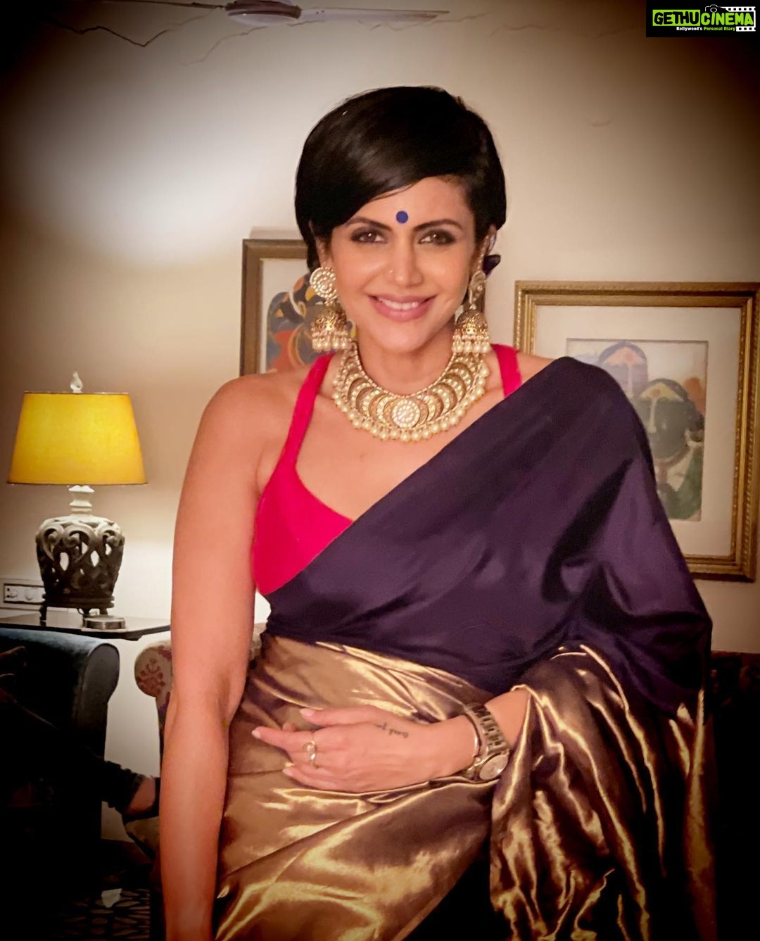 Mandira Bedi Instagram - It’s a starry saree night! ❣️💥 . . #aboutlastnight 💙Wearing a beautiful saree from : @mavurisilks .. orchestrated by @entertainmenttleo9 Photo: @anusoru