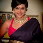 Mandira Bedi Instagram - It’s a starry saree night! ❣️💥 . . #aboutlastnight 💙Wearing a beautiful saree from : @mavurisilks .. orchestrated by @entertainmenttleo9 Photo: @anusoru