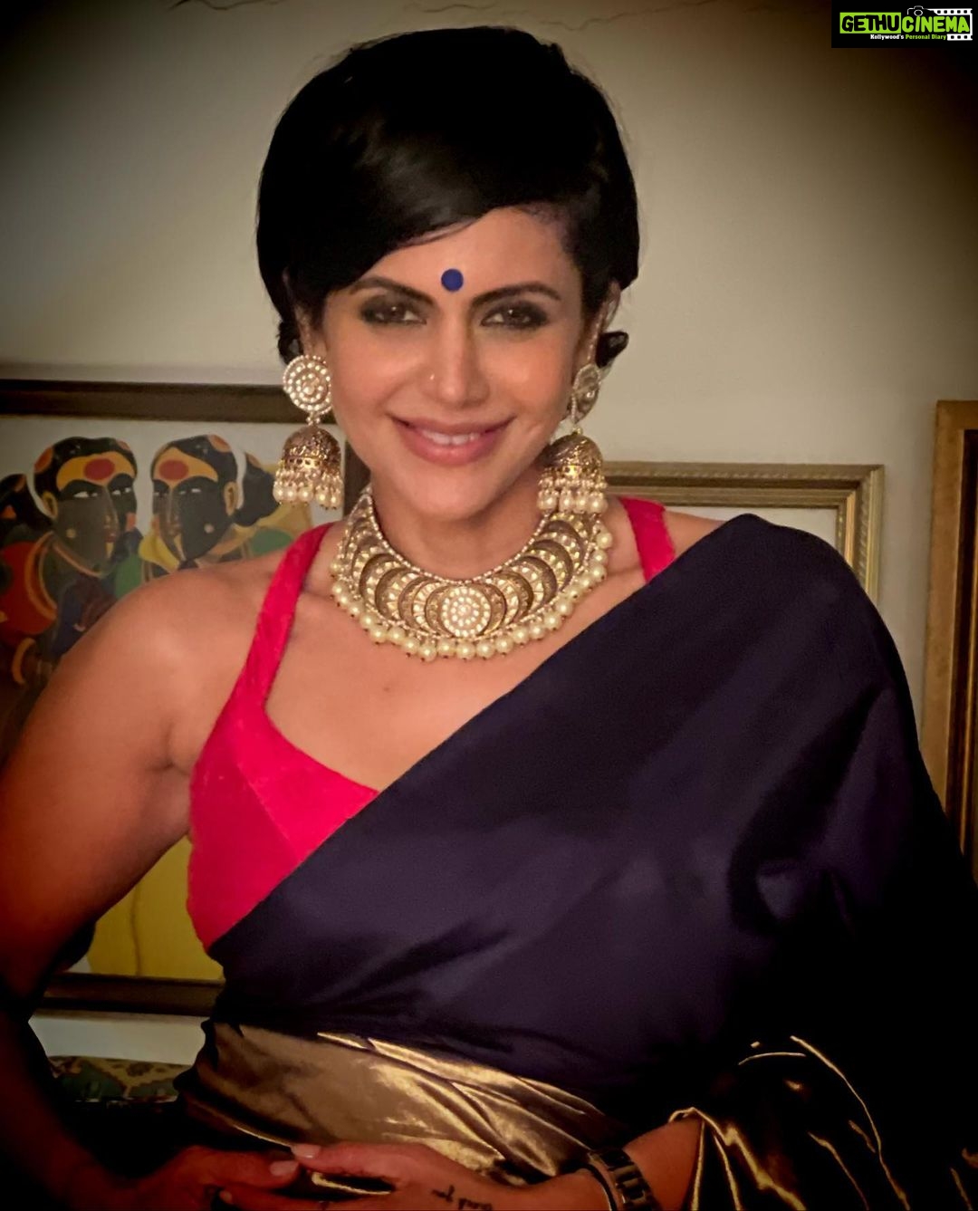 Mandira Bedi Instagram - It’s a starry saree night! ❣️💥 . . #aboutlastnight 💙Wearing a beautiful saree from : @mavurisilks .. orchestrated by @entertainmenttleo9 Photo: @anusoru