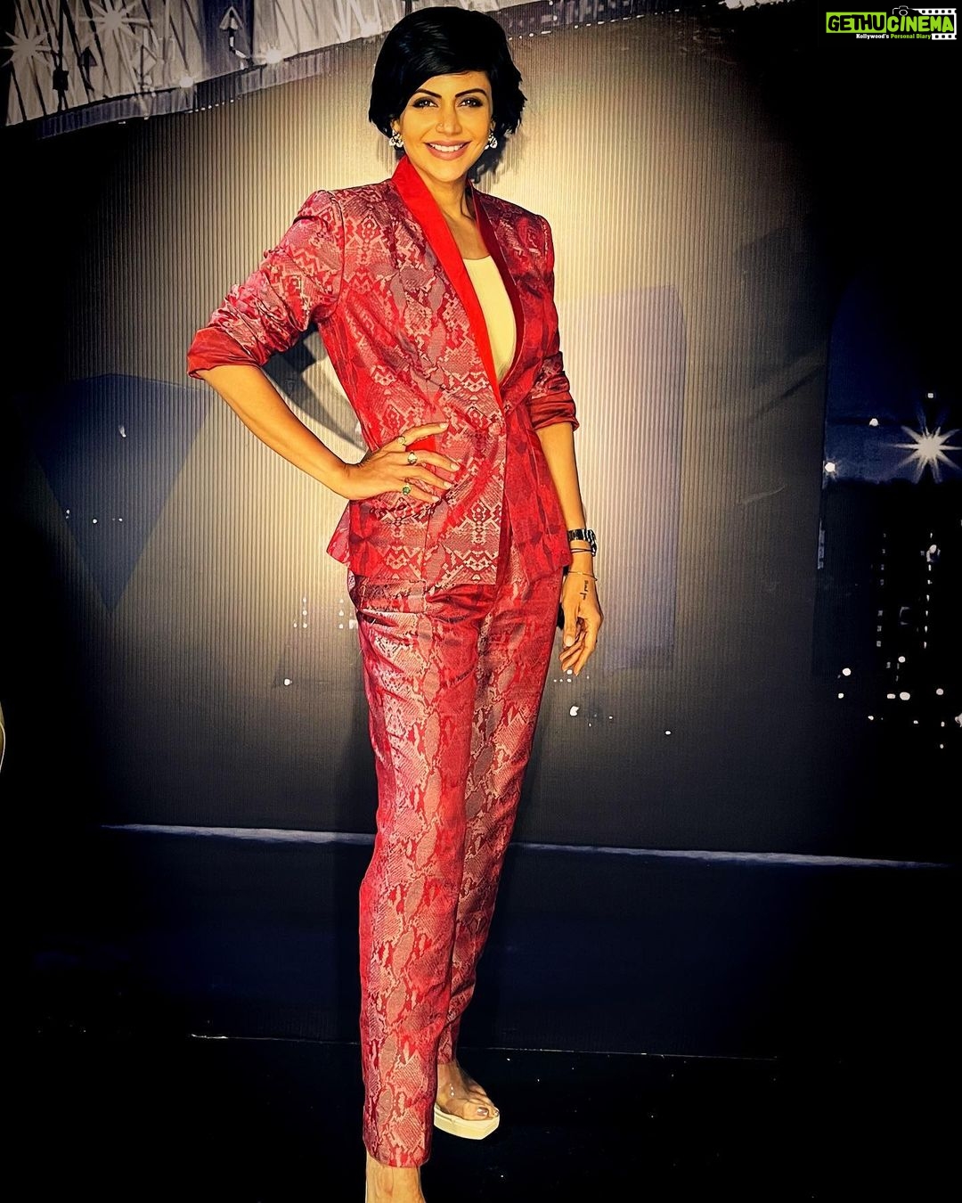 Mandira Bedi Instagram - Hosted the #trailerlaunch of #rudratheedgeofdarkness for @disneyplushotstar First time for me in a brocade suit! @ekayabanaras 🙏🏽❤️ @palakshah