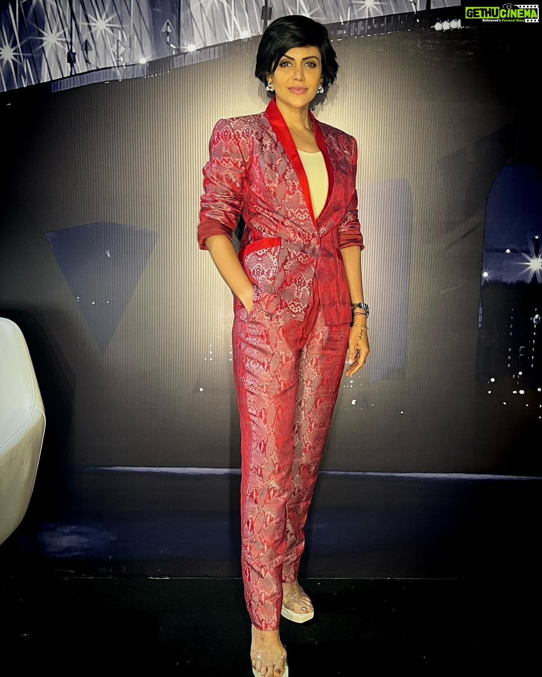 Mandira Bedi Instagram - Hosted the #trailerlaunch of #rudratheedgeofdarkness for @disneyplushotstar First time for me in a brocade suit! @ekayabanaras 🙏🏽❤️ @palakshah