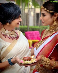 Mandira Bedi Instagram - Here’s looking at you, my loving and lovely friend.. beautiful inside and out. 
Love you Mon! ❤️
.
.
@imouniroy