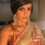 Mandira Bedi Instagram - Hosted a lovely, warm evening of events for #zee in the cold climes of #noida !! . Wore a stunning saree by @sacredweaves .. thank you @entertainmenttleo9 for facilitating this 🙏🏽❤️ #saree #sareelove #aboutyesterday