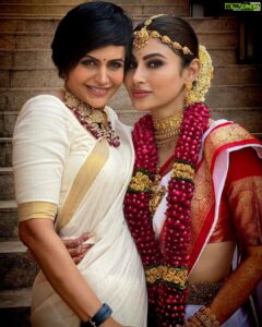 Mandira Bedi Instagram - Here’s looking at you, my loving and lovely friend.. beautiful inside and out. 
Love you Mon! ❤️
.
.
@imouniroy