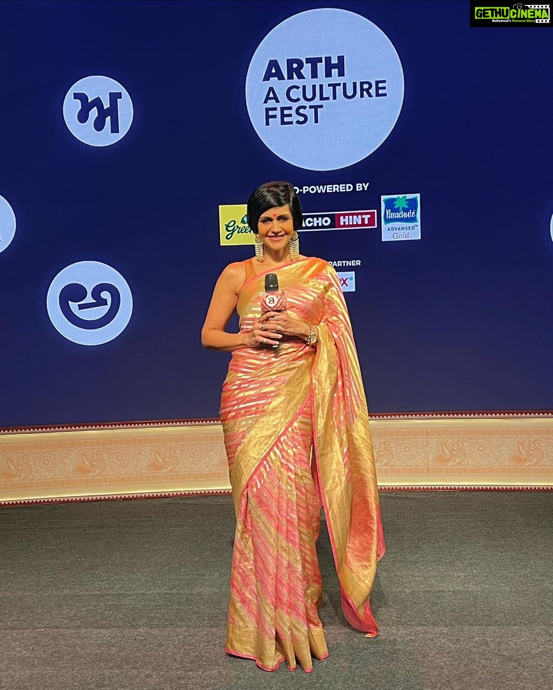 Mandira Bedi Instagram - Hosted a lovely, warm evening of events for #zee in the cold climes of #noida !! . Wore a stunning saree by @sacredweaves .. thank you @entertainmenttleo9 for facilitating this ππ½β€οΈ #saree #sareelove #aboutyesterday