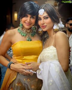 Mandira Bedi Instagram - Here’s looking at you, my loving and lovely friend.. beautiful inside and out. 
Love you Mon! ❤️
.
.
@imouniroy