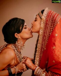 Mandira Bedi Instagram - Here’s looking at you, my loving and lovely friend.. beautiful inside and out. 
Love you Mon! ❤️
.
.
@imouniroy