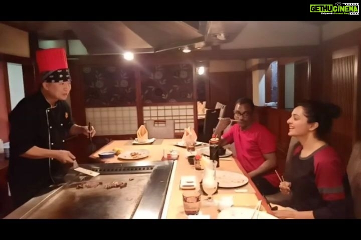 Manju Warrier Instagram - Nothing brings people together like good food! Thank you Chef Raymond for making lunch so much fun! π #zato #japanesecuisine #teppanyaki #chefraymond #gulfhotelbahrain Video courtesy @bineeshchandra