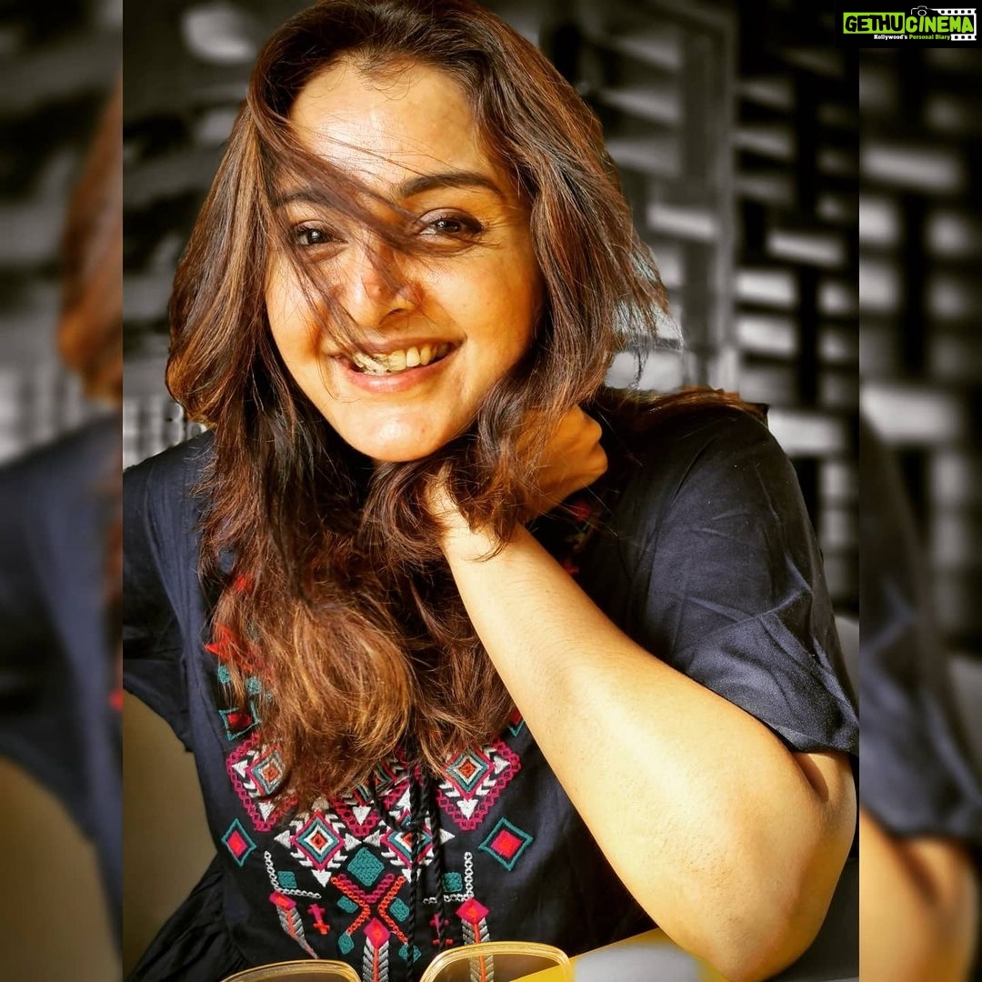 Manju Warrier Instagram - Life's not always about expecting, hoping and wishing. It's also about doing, being and becoming. To new beginnings! 😊 #2021 #newyear 📸 @bineeshchandra