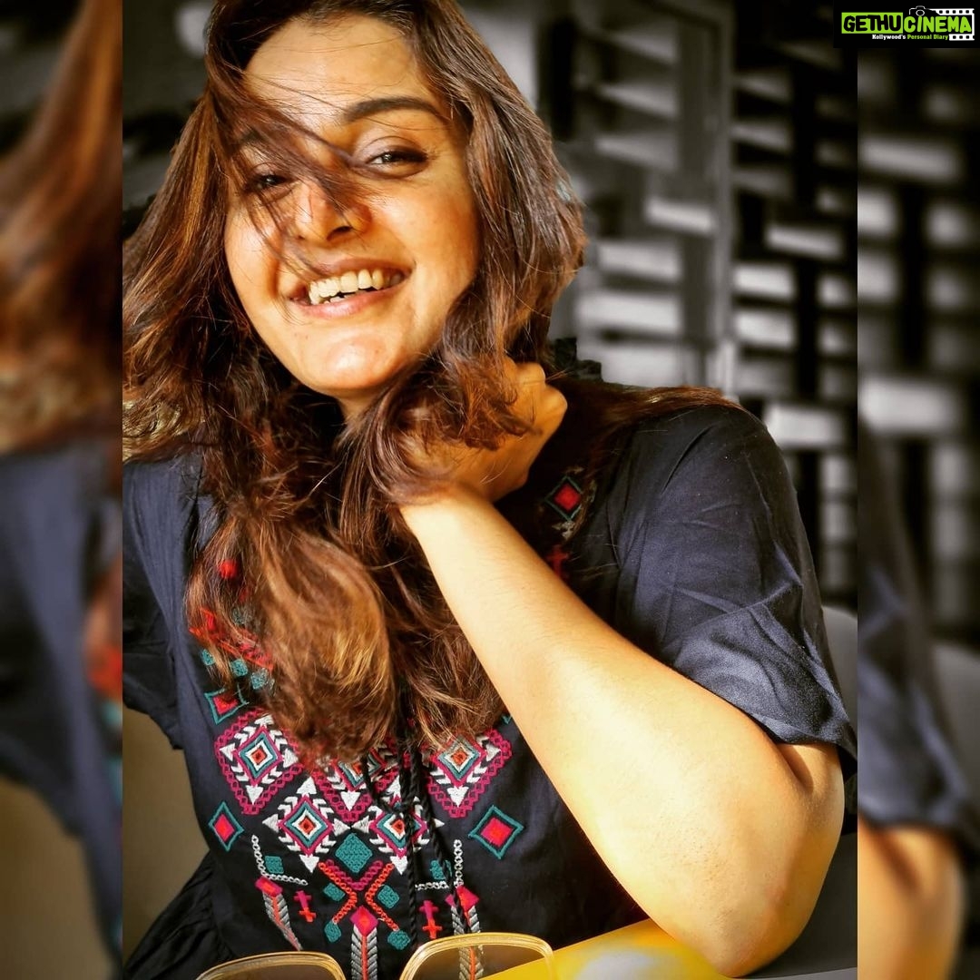 Manju Warrier Instagram - Life's not always about expecting, hoping and wishing. It's also about doing, being and becoming. To new beginnings! 😊 #2021 #newyear 📸 @bineeshchandra