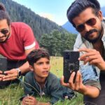 Manju Warrier Instagram - Behind the Scene: Two photographers and the cutest spectator 😂❤️ @bineeshchandra @alexjpulickal