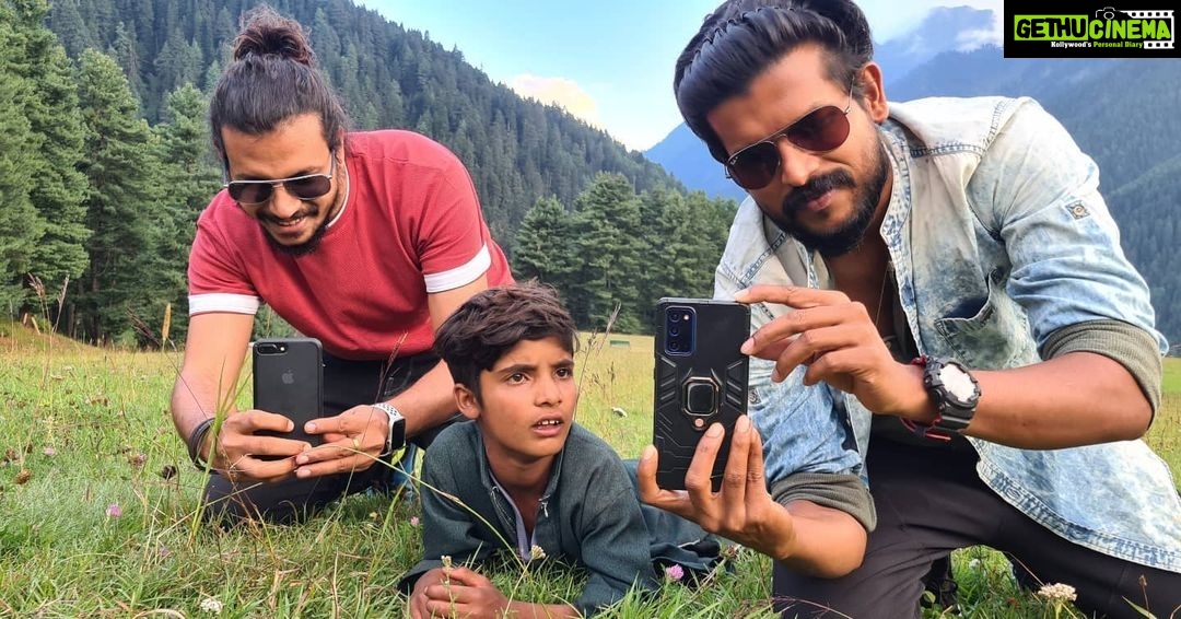 Manju Warrier Instagram - Behind the Scene: Two photographers and the cutest spectator 😂❤️ @bineeshchandra @alexjpulickal