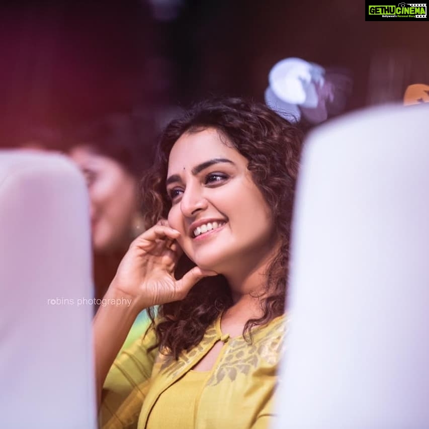 Manju Warrier Instagram - 😊 #asianetfilmawards2020 👗 @rehanabasheerofficial 📷 @robins__photography_