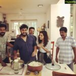 Manju Warrier Instagram - Happiness is when you have good friends who cook well !!! AND ONE OF YOUR ALL TIME FAVOURITES TO HAVE LUNCH WITH! വയറുനിറയെ കഴിക്കാൻ രുചിയുള്ള ഭക്ഷണവും, വയറുവേദനിക്കുവോളം ചിരിക്കാനുള്ള തമാശകളും! പിന്നെന്ത് വേണ്ടൂ! ❤️❤️❤️ നന്ദി ശ്രീനിയേട്ടാ... and CHEF @dhyansreenivasan! 😂 @dhinil_babu @bineeshchandra 📸 By @alexjpulickal