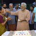 Manju Warrier Instagram - അച്ഛന്‍ മരിച്ചപ്പോള്‍ ഒരു കത്ത്‌ വന്നു. 'സങ്കടപ്പെടേണ്ട...ഇവിടെ ഒരച്ഛനും അമ്മയും എന്നുമുണ്ടാകും..' വാത്സല്യം നിറഞ്ഞ വാക്കുകളില്‍ നെടുമുടി വേണു എന്ന മനുഷ്യന്‍ മിന്നാമിനുങ്ങുപോലെ പ്രകാശിക്കുന്നുണ്ടായിരുന്നു. എന്തുകൊണ്ടാണ് അദ്ദേഹത്തിന്റെ അച്ഛന്‍വേഷങ്ങള്‍ക്ക് നെഞ്ചില്‍ തൊടുന്ന, ഭംഗിയുള്ള പ്രകാശമുണ്ടാകുന്നത് എന്നറിയാന്‍ ഇപ്പോഴും ഞാന്‍ സൂക്ഷിച്ചുവച്ചിട്ടുള്ള കത്തിലെ വരികള്‍ മാത്രം മതി. ആ അച്ഛനാണ് ഇപ്പോള്‍ യാത്രപറഞ്ഞുപോകുന്നത്. 'ദയ'യില്‍ തുടങ്ങിയ ബന്ധമായിരുന്നു ഞങ്ങളുടേത്. പിന്നെ 'ഉദാഹരണം സുജാത', 'ജാക്ക് ആൻഡ് ജിൽ', ഏറ്റവും ഒടുവില്‍ 'മരയ്ക്കാറും' . ഒരുമിച്ചഭിനയിച്ച ചിത്രങ്ങള്‍ കുറവെങ്കിലും എന്നും വിളിപ്പുറത്തുണ്ടായിരുന്നു അദ്ദേഹം. എവിടെയോ വായിച്ച ഓര്‍മയില്‍ ഞാന്‍ ഇടയ്ക്ക് കളിയായി വിളിക്കുമായിരുന്നു..'കൊടുമുടി വേണു!!' അത്രയും ഉയരത്തിലായിരുന്നു എന്നും അദ്ദേഹം. അഭിനയത്തിലും ജീവിതത്തിലും. പലതും പഠിപ്പിച്ച, തണലും തണുപ്പും തന്ന ഒരു പര്‍വതം. മനസുകൊണ്ട് എപ്പോഴും പ്രണമിക്കുമായിരുന്നു ആ ഔന്നത്യത്തെ. മരണമില്ലാത്ത ഓര്‍മയായി മനസിലുണ്ടാകും എന്നും....വേദനയോടെ വിട!