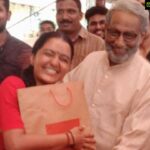 Manju Warrier Instagram - അച്ഛന്‍ മരിച്ചപ്പോള്‍ ഒരു കത്ത്‌ വന്നു. 'സങ്കടപ്പെടേണ്ട...ഇവിടെ ഒരച്ഛനും അമ്മയും എന്നുമുണ്ടാകും..' വാത്സല്യം നിറഞ്ഞ വാക്കുകളില്‍ നെടുമുടി വേണു എന്ന മനുഷ്യന്‍ മിന്നാമിനുങ്ങുപോലെ പ്രകാശിക്കുന്നുണ്ടായിരുന്നു. എന്തുകൊണ്ടാണ് അദ്ദേഹത്തിന്റെ അച്ഛന്‍വേഷങ്ങള്‍ക്ക് നെഞ്ചില്‍ തൊടുന്ന, ഭംഗിയുള്ള പ്രകാശമുണ്ടാകുന്നത് എന്നറിയാന്‍ ഇപ്പോഴും ഞാന്‍ സൂക്ഷിച്ചുവച്ചിട്ടുള്ള കത്തിലെ വരികള്‍ മാത്രം മതി. ആ അച്ഛനാണ് ഇപ്പോള്‍ യാത്രപറഞ്ഞുപോകുന്നത്. 'ദയ'യില്‍ തുടങ്ങിയ ബന്ധമായിരുന്നു ഞങ്ങളുടേത്. പിന്നെ 'ഉദാഹരണം സുജാത', 'ജാക്ക് ആൻഡ് ജിൽ', ഏറ്റവും ഒടുവില്‍ 'മരയ്ക്കാറും' . ഒരുമിച്ചഭിനയിച്ച ചിത്രങ്ങള്‍ കുറവെങ്കിലും എന്നും വിളിപ്പുറത്തുണ്ടായിരുന്നു അദ്ദേഹം. എവിടെയോ വായിച്ച ഓര്‍മയില്‍ ഞാന്‍ ഇടയ്ക്ക് കളിയായി വിളിക്കുമായിരുന്നു..'കൊടുമുടി വേണു!!' അത്രയും ഉയരത്തിലായിരുന്നു എന്നും അദ്ദേഹം. അഭിനയത്തിലും ജീവിതത്തിലും. പലതും പഠിപ്പിച്ച, തണലും തണുപ്പും തന്ന ഒരു പര്‍വതം. മനസുകൊണ്ട് എപ്പോഴും പ്രണമിക്കുമായിരുന്നു ആ ഔന്നത്യത്തെ. മരണമില്ലാത്ത ഓര്‍മയായി മനസിലുണ്ടാകും എന്നും....വേദനയോടെ വിട!