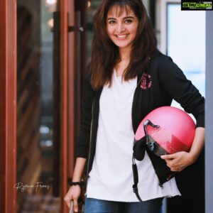 Manju Warrier Instagram - #ChathurMukhamMovie #ChathurMukham 
Thank you for the fun supercool bike ride @mallu_traveler !!! 😎❤️
📷 @rajeevanfrancis 
Watch the full video on YouTube!