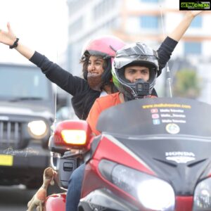 Manju Warrier Instagram - #ChathurMukhamMovie #ChathurMukham 
Thank you for the fun supercool bike ride @mallu_traveler !!! 😎❤️
📷 @rajeevanfrancis 
Watch the full video on YouTube!