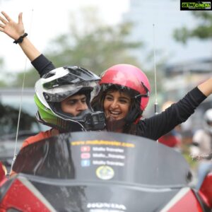 Manju Warrier Instagram - #ChathurMukhamMovie #ChathurMukham 
Thank you for the fun supercool bike ride @mallu_traveler !!! 😎❤️
📷 @rajeevanfrancis 
Watch the full video on YouTube!