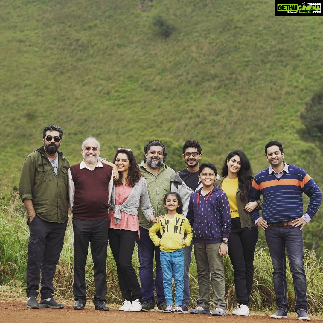 Manju Warrier Instagram - ❤️ THIS IS US ❤️ LALITHAM SUNDARAM #lalithamsundaram #directorwithactors @madhuwariar @bijumenonofficial @raghunathpaleri @saijukurup @deeptisati @anumohan_actor @warrier_ashwin_ @kutti_thennal @centuryfilms.in #manjuwarrierproductions 📸 : @rahulmsathyan