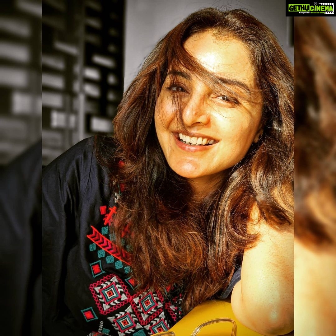 Manju Warrier Instagram - Life's not always about expecting, hoping and wishing. It's also about doing, being and becoming. To new beginnings! 😊 #2021 #newyear 📸 @bineeshchandra