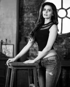 Meenakshi Dixit Instagram - Life in Black & white ❤️

@amanlakhani 

#blackandwhite #photographylovers #photooftheday #meenakshidixit #instagood #instablackandwhite