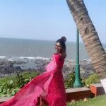Meenakshi Dixit Instagram - I rise in love with #mumbai everyday ❤️😇✨ #amchimumbai #mydesigns #mystyle #saree #sareelove #pink #instagood #instafashion #reelsinstagram #reels #reelitfeelit
