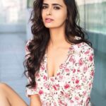 Meenakshi Dixit Instagram - ❤️ Kheech meri photo 🎶 @munnasphotography #photography #candid #casual #instagood #instafashion #summervibes #love #photooftheday #trending #photographylovers #sunshine #saturday