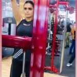 Meenakshi Dixit Instagram - V difficult !! to take a video while working out…u tend to make struggling faces 😜😀 #workout #gym #hardwork #fitness #healthylifestyle #meenakshidixit #instagood #reelsinstagram #reels #reelitfeelit