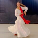 Meenakshi Dixit Instagram – Riyaaz 😇

@rajendrachaturvedi 

#kathak #dance #divine #dancereels #reelsinstagram #reelitfeelit #reels #trending Nateshwar Nritya Kala Mandir – Kathak Institute of Late Natraj Gopi Krishna